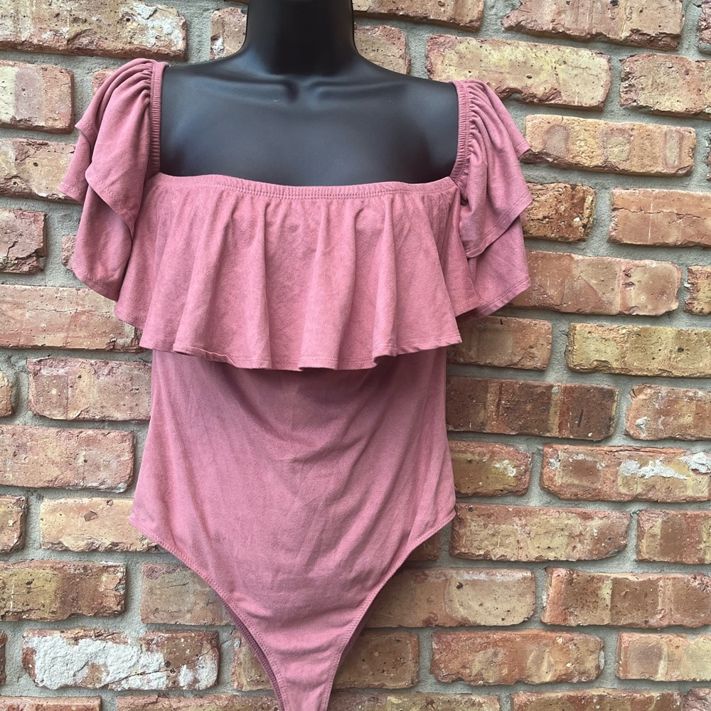 CHARLOTTE RUSSE MAUVE MEDIUM OFF SHOULDER SUEDED RUFFLED BODYSUIT MEDIUM SNAPS